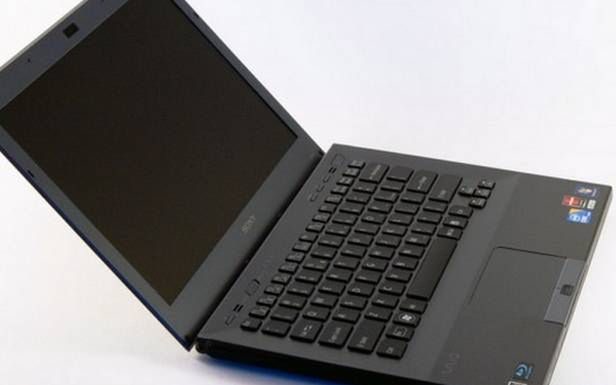 Sony Vaio SB - otwarty ekran zasłania otwory wentylacyjne z tyłu laptopa