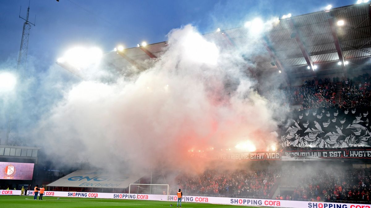 Zdjęcie okładkowe artykułu: Getty Images / Philippe Crochet Photonews / Na zdjęciu: kibice przerwali mecz w lidze belgijskiej