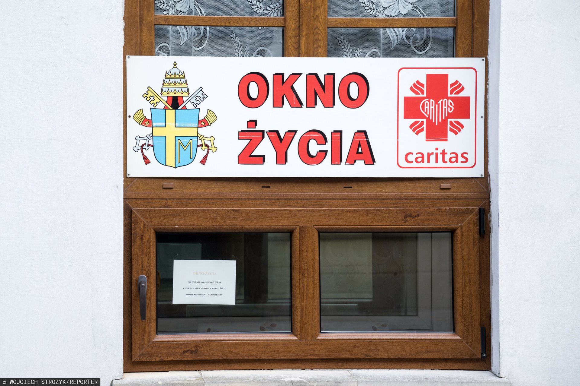 Ma zaledwie kilka dni. Zakonnice znalazły go w oknie życia