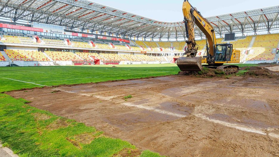02-08-2025 BIALYSTOK STADION MIEJSKI CHORTEN ARENA WYMIANA MURAWY TRAWY FOT. WOJCIECH WOJTKIELEWICZ KURIER PORANNY/ GAZETA WSPOLCZESNA/ POLSKA PRESS