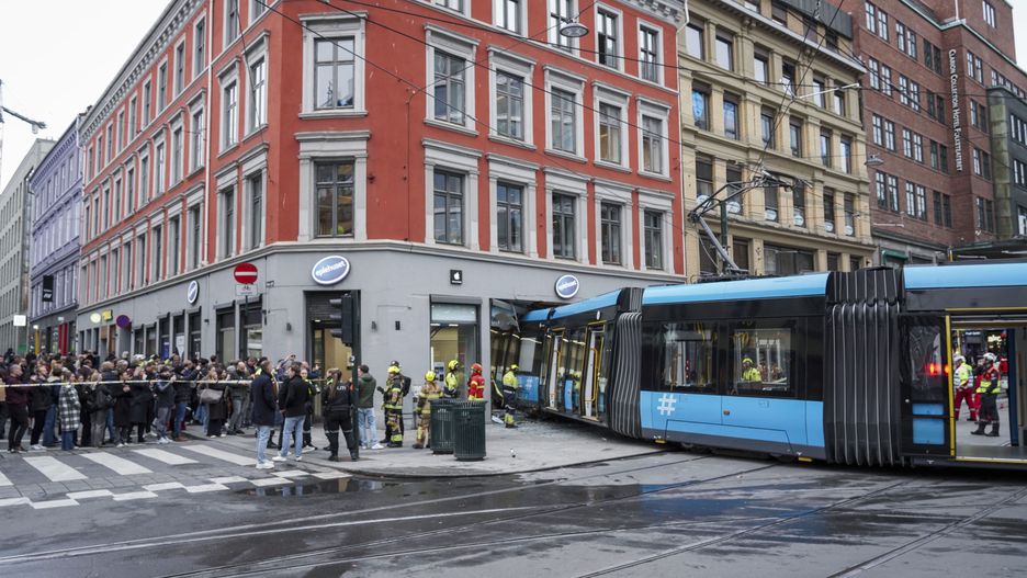 People gather near the scene of the tram derailment that collided with an Apple product store located on Storgata, one of the busiest streets in Oslo, Austria,  29 October 2024. Approximately 20 people were onboard the tram. Emergency responders attended to four injured persons at the location, with none sustaining serious injuries. EPA/OLE BERG-RUSTEN NORWAY OUT Dostawca: PAP/EPA.