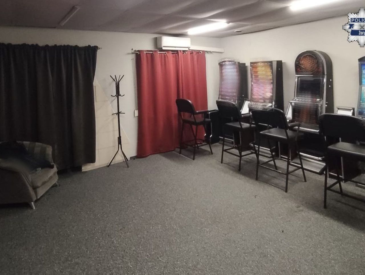 Żory: Nalot służb na nielegalny salon gier. Przejęli automaty i pieniądze