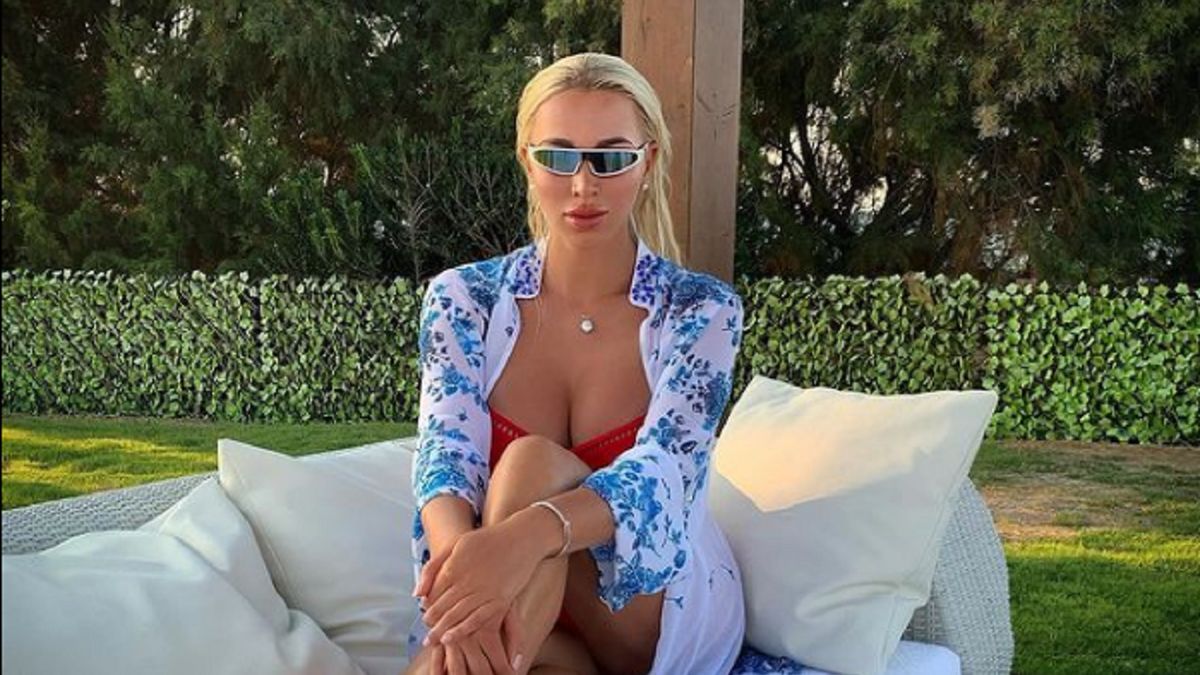 Piękna modelka wspiera rosyjskiego boksera. Taki kibic to skarb