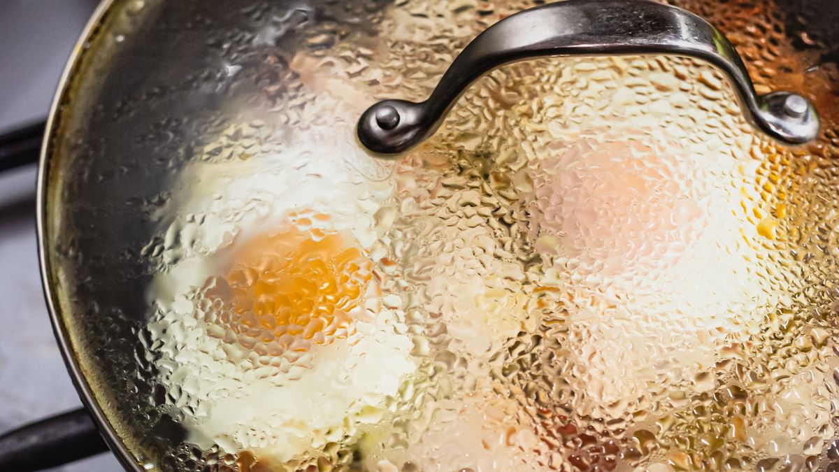 Tak  zrobione jajka sadzone mają płynne żółtka otulone białkiem