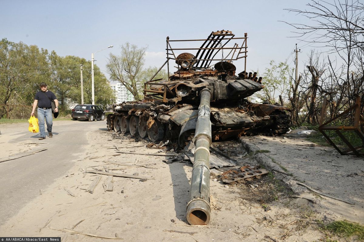 Zniszczony rosyjski czołg w Czernihowie
