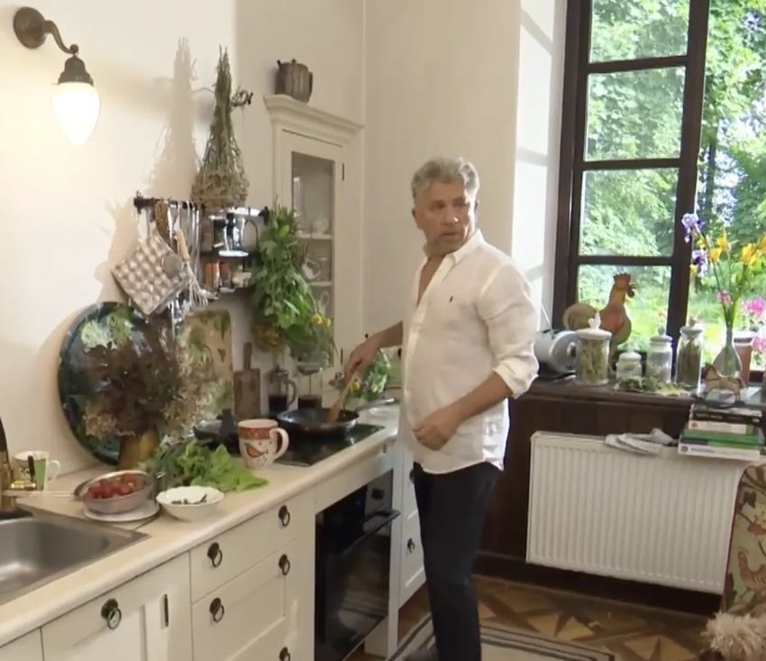 Janusz Józefowicz w kuchni