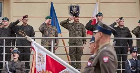 Wojna o generała. Duch Macierewicza nad MON? "Na Kremlu brakuje już szampana"