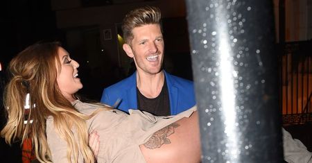 "Ekipa z Newcastle": Adam Frisby zawstydził Charlotte Crosby, gdy podniósł ją na oczach paparazzi