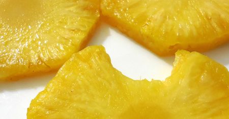 Surowy ananas (odmiana bardzo słodka)