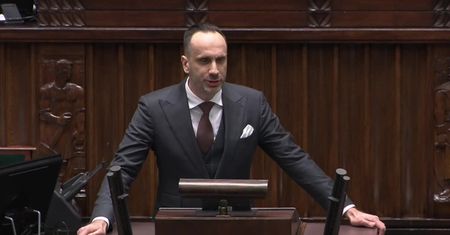 “Brawo minister Czarnek. Wstańmy i pokażmy, jak jesteśmy dumni”. Kowalski zagrzewa do braw w Sejmie