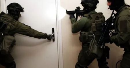 Zabarykadował się w domu. Groził policjantom. Teraz stanie przed sądem