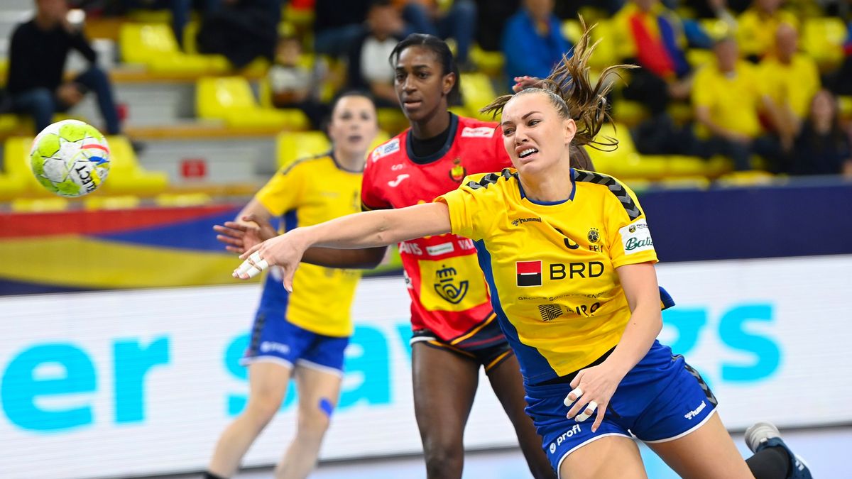 PAP/EPA / Georgi Licovski / Na zdjęciu: Piłkarki ręczne podczas meczu Rumunia - Hiszpania.