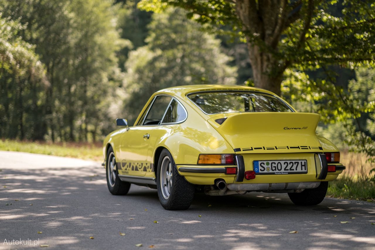 Porsche 911 GT3 Touring vs Porsche 911 Carrera RS 2.7