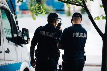 Auto nagle się stoczyło. Potrąciło dwoje ludzi i wjechało w szpital