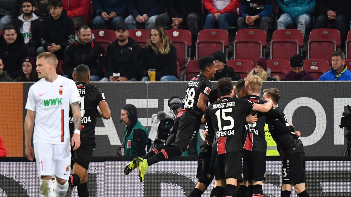 radość piłkarzy Bayeru Leverkusen po strzelonym golu