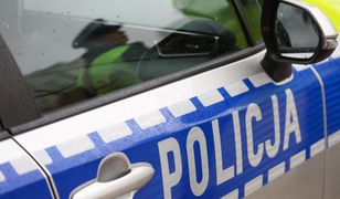 Wypadek autobusu na autostradzie. Pojazd dachował