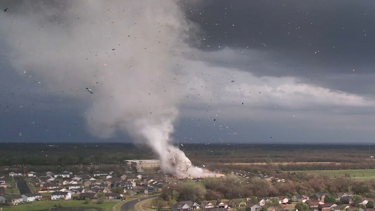 Tornado gnało prosto na niego, a on nagrywał. Dron zarejestrował niesamowite zjawisko