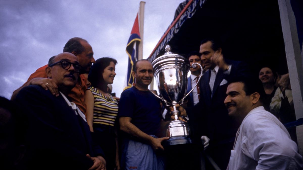 Getty Images / Hy Peskin / Na zdjęciu: Juan Manuel Fangio po wygraniu GP Kuby