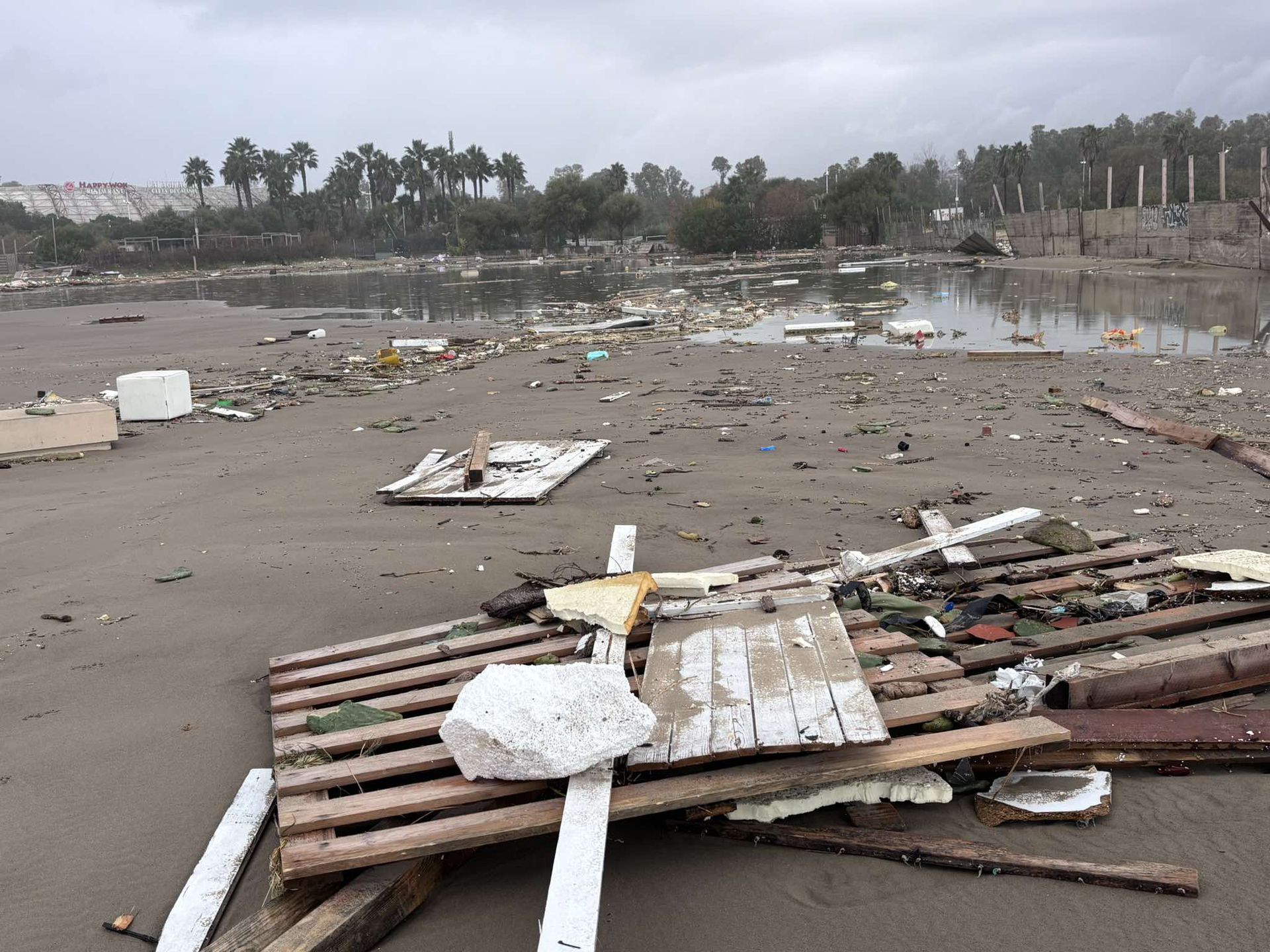 Na Sycylii zniszczenia spowodowane przez huragan widać na każdym