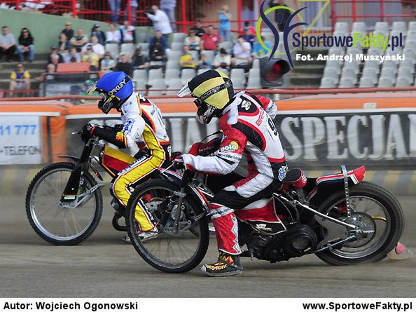 Patryk Braun (kask żółty) w pogoni za Patrykiem Malitowskim