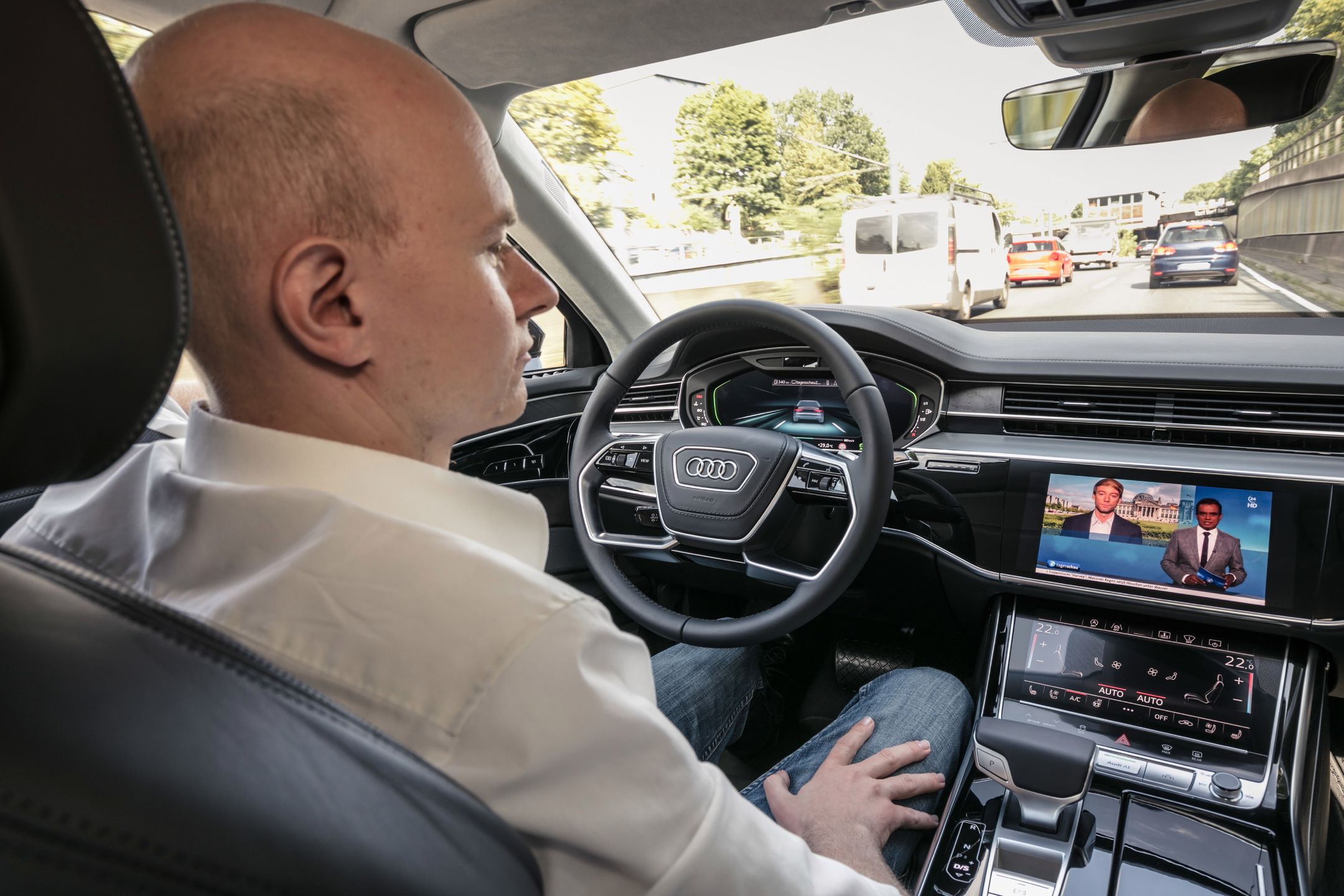 Zanim znalazłem sposób na włączenie TV, musiałem oddać auto. Temu panu udało się to bez problemów