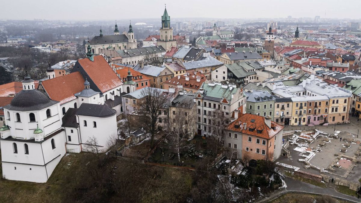 Stare Miasto w Lublinie, klasztor dominikanów po lewej stronie