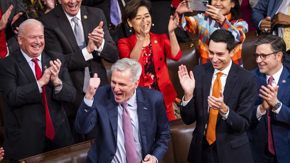 Republican Leader Kevin McCarthy gestures after lawmakers voted him to be the next speaker of the House of Representatives in the US Capitol in Washington, DC, USA 07 January 2023. McCarthy secured enough support to become House Speaker on the 15th vote by the House and on the fifth day of his bid; it is the longest speaker contest in the US in 164 years. EPA/JIM LO SCALZO Dostawca: PAP/EPA.