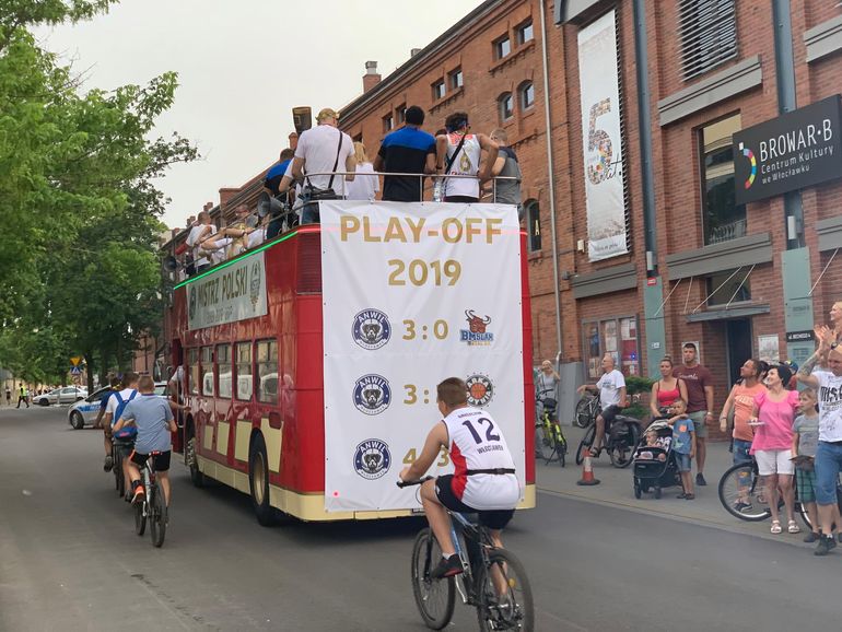 Takim autobusem ulicami miasta pojechał Anwil / foto: Rafał Sobierański