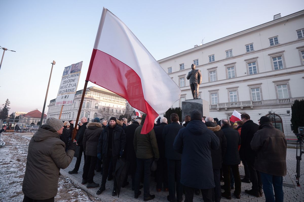Uroczystości przed pomnikiem prezydenta Lecha Kaczyńskiego na pl. Piłsudskiego w Warszawie