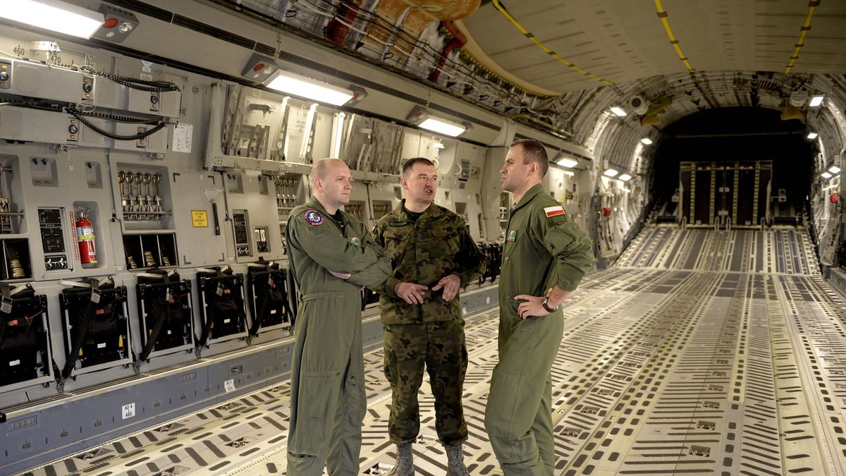 Polscy piloci we wnętrzu C-17 Globmaster III.