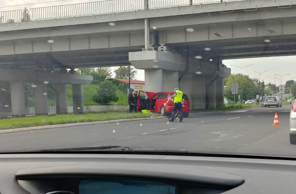 Volkswagen uderzył w filar wiaduktu kolejowego na al. Witosa w Lublinie
