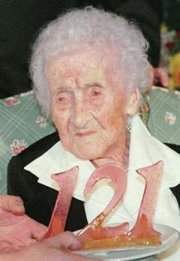Jeanne Calment w dniu 121. urodzin, rok przed śmiercią.