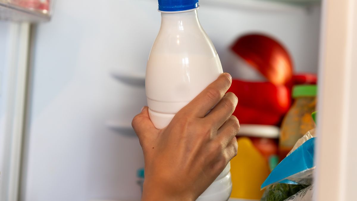 Wiele osób trzyma mleko na drzwiach lodówki