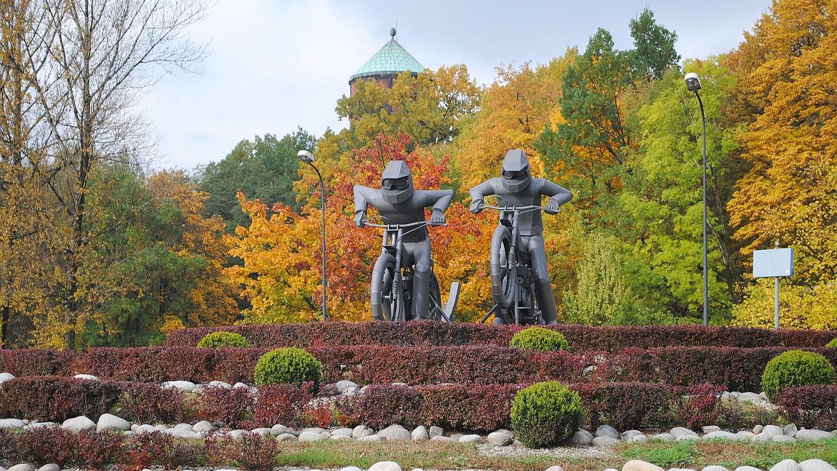 Materiały prasowe / Stefan Smołka / Żużlowcy na rondzie w jesiennej scenerii