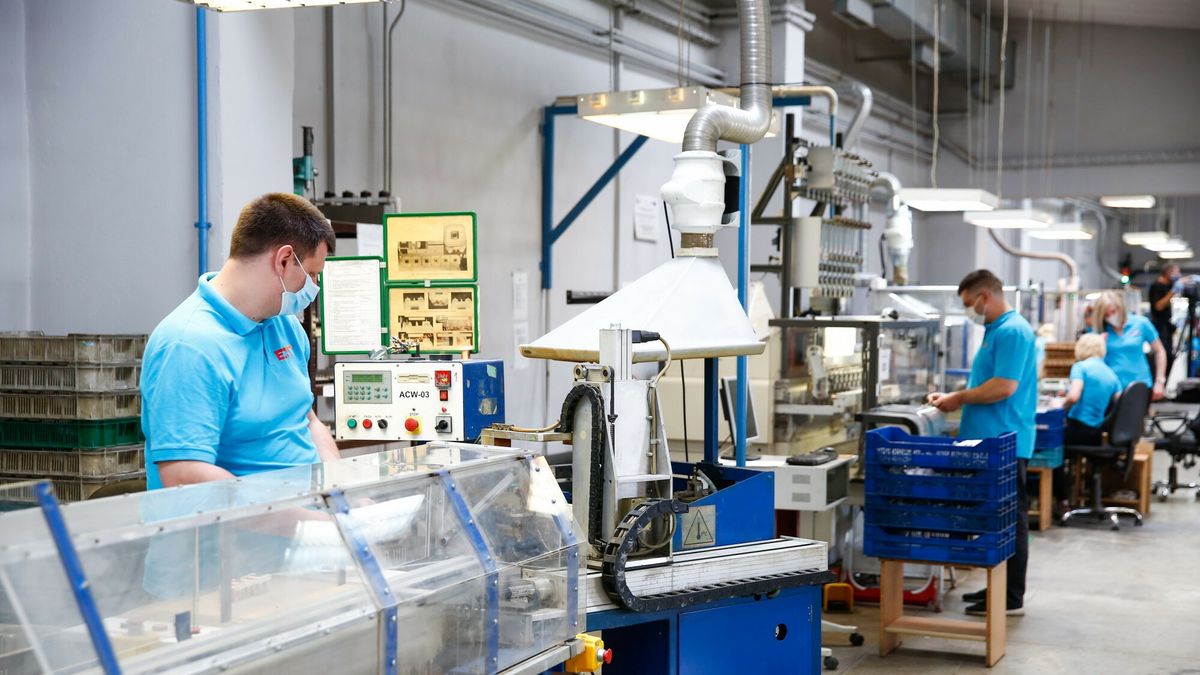 Pracownicy w fabryce maseczek w Gliwicach