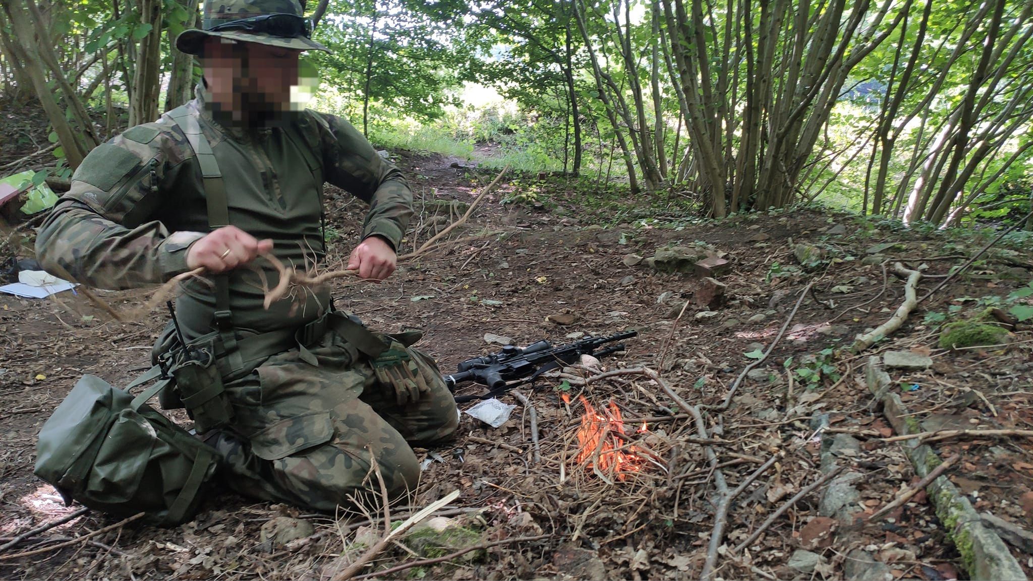 Rekruci podczas egzaminu. Rozpalanie ogniska