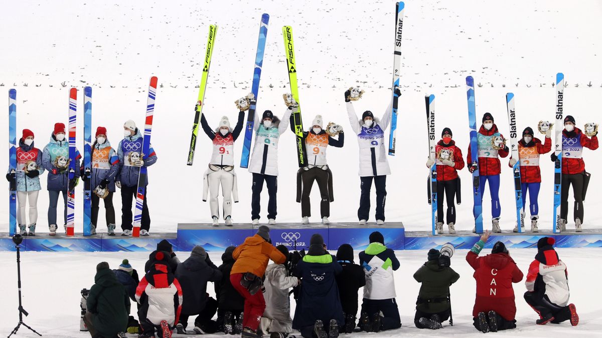 podium konkursu drużyn mieszanych Pekin2022