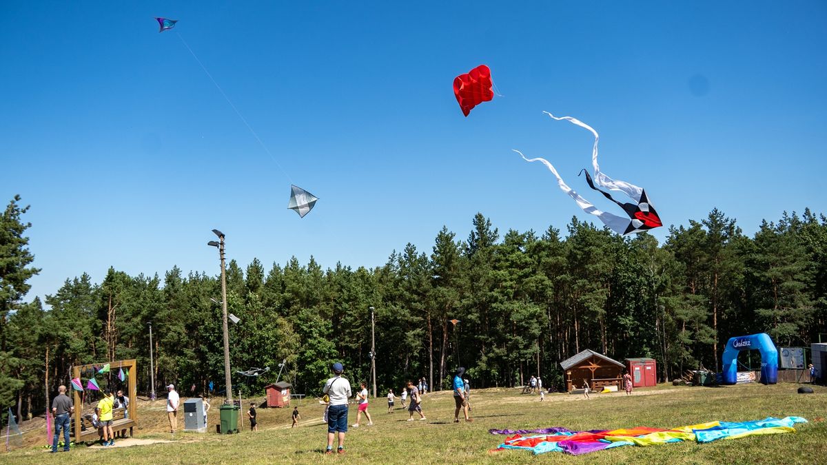 Uczestnicy III Festiwalu Latawców w Chodzieży