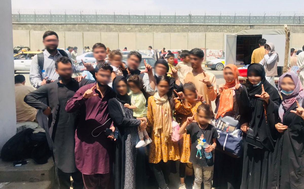 Grupa Afgańczyków, której pomagają pracownicy Uniwersytetu Opolskiego, na lotnisku w Kabulu. W obawie przed zemstą ze strony talibów wobec rodzin uchodźcy chcą zachować anonimowość. 