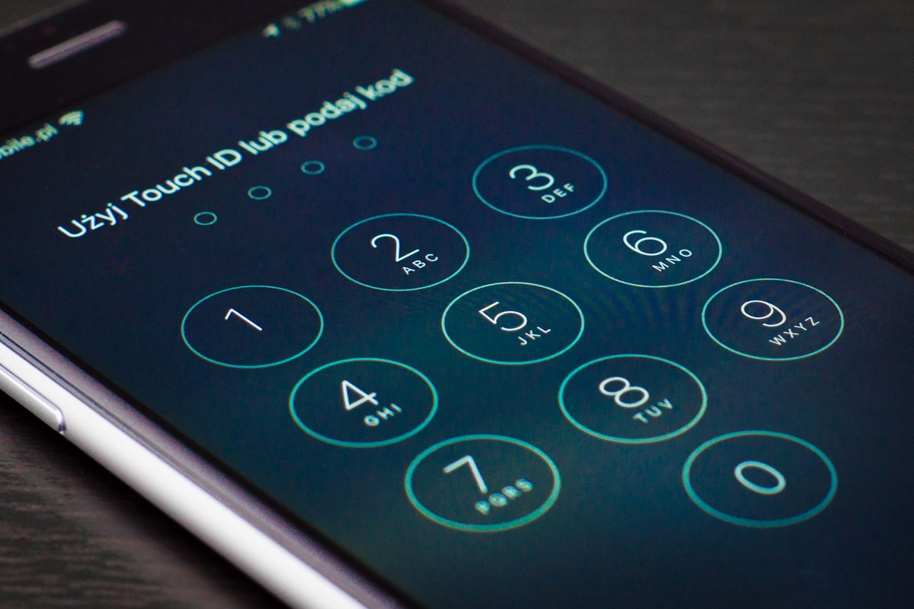 Nie musisz żyć z „cegłą”. Blokadę aktywacji iCloud na iOS można częściowo obejść