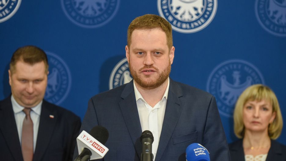 Briefing dot. diagnostyki cukrzycowych chor�b oczu
Fot. Krzysztof Radzki/East News, 13.03.2023 Wysokie (woj. lubelskie).
Briefing prasowy bedacy uroczysta inauguracja pionierskich, okulistycznych badan przesiewowych w kierunku wykrywalnosci retinopatii cukrzycowej i cukrzycowego obrzeku plamki (DME) wsrod doroslych mieszkancow wojewodztwa lubelskiego.
N/z (L-P) minister edukacji i nauki Przemyslaw Czarnek, sekretarz stanu, pelnomocnik rzadu ds. cyberbezpieczenstwa Janusz Cieszynski (C) oraz wojt gminy Wysokie Dorota Dobrzynska.
Krzysztof Radzki