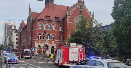 Katowice. Kierowca autobusu potrącił 19-latkę. Doszło do bójki