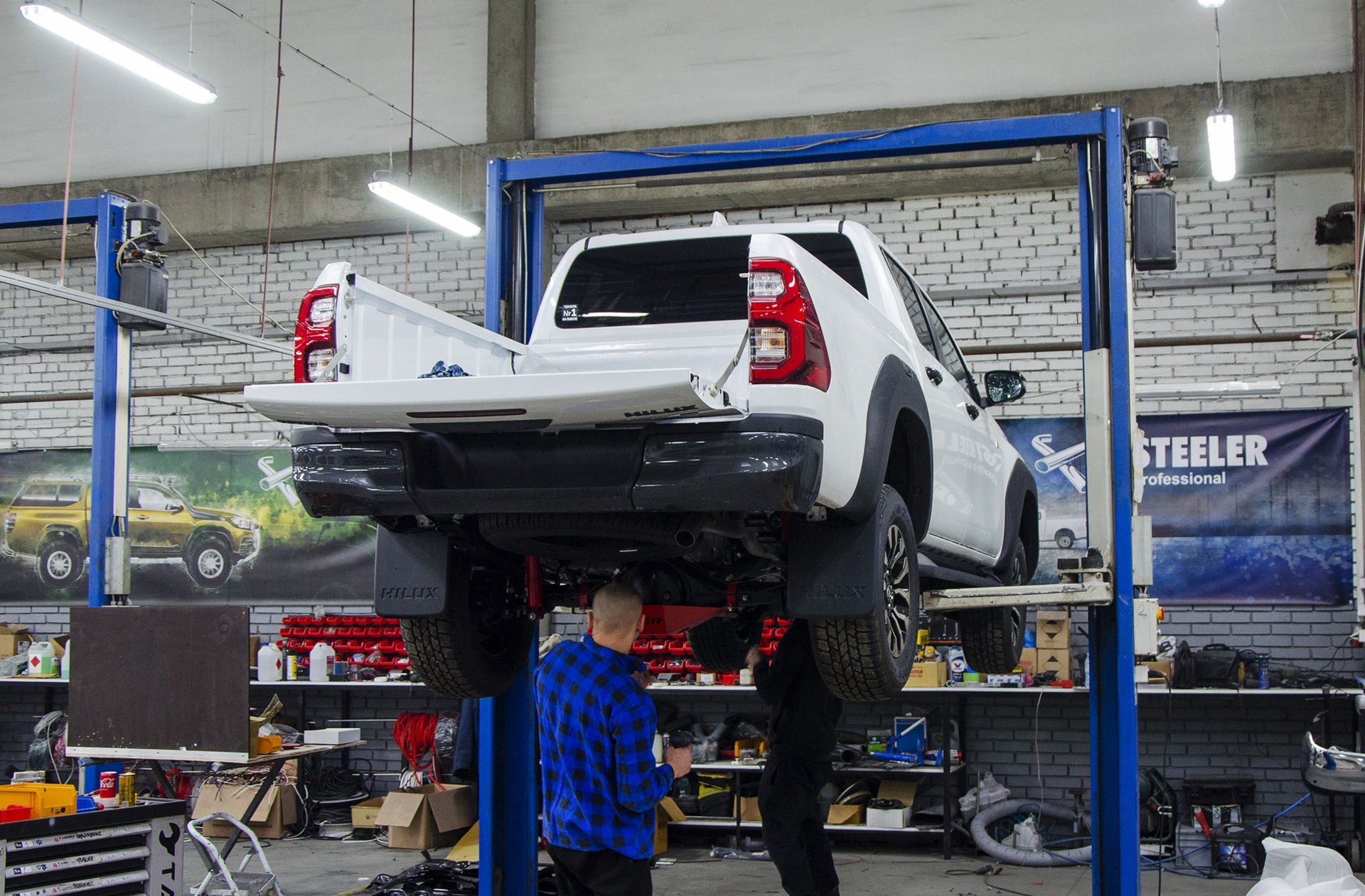 Montaż osłon podwozia w Hiluxie GR Sport