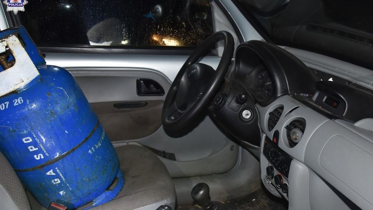 Mężczyzna zamknął się w aucie i odkręcił butlę