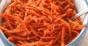 Surówka z marchewki, którą zrobisz w kilka minut. Potrzebujesz tylko 3 składników