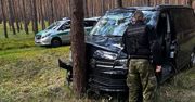 Uciekał drogim autem przez las. Pościg zakończył się na drzewie