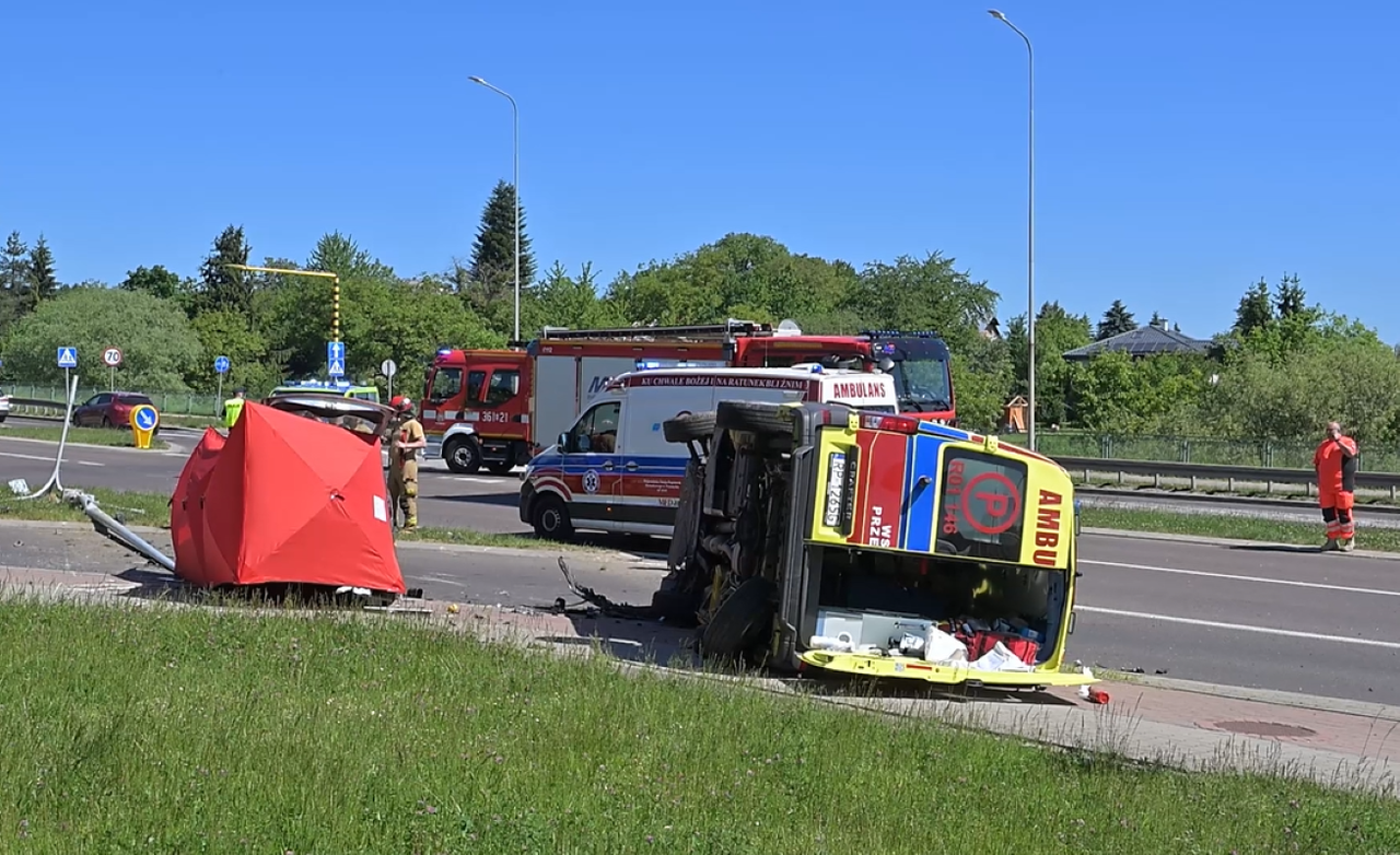 Tragiczny finał zderzenia z karetką. Policja bada przyczyny wypadku