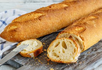 Nocna bagietka robi furorę. Gotowe ciasto odkładasz na noc, a rano pieczesz i masz chrupiące pieczywo