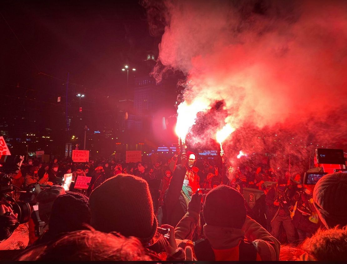 Strajk Kobiet. Gorąco w Warszawie (NA ŻYWO)