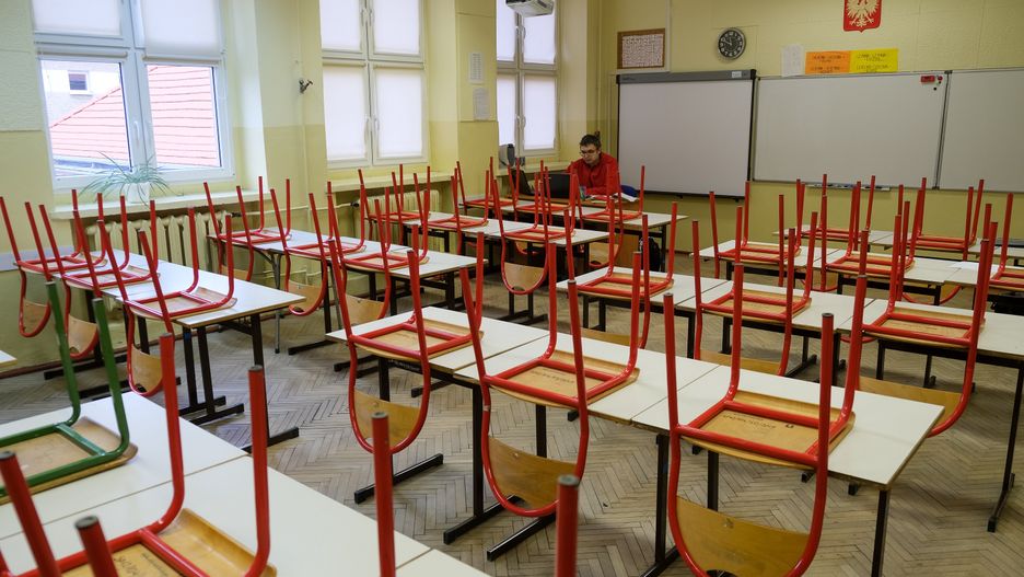 Warszawa. Śmiertelne żniwo koronawirusa w placówkach oświaty stołecznej 